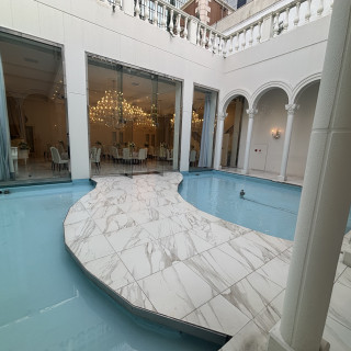 披露宴会場へと続く道