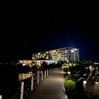 夜に見たホテルです。