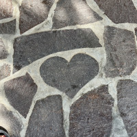 ホテル前の石です。探してみてください。