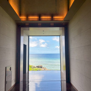 宴会場前の窓です。|780211さんの瀬良垣島教会/アールイズ・ウエディングの写真(2583750)