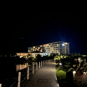 夜に見たホテルです。|780211さんの瀬良垣島教会/アールイズ・ウエディングの写真(2583743)