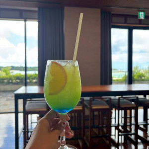 挙式中のウェルカムドリンクです。|780211さんの瀬良垣島教会/アールイズ・ウエディングの写真(2583748)