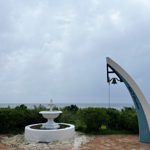 チャペルの外の鐘|780234さんのアリビラ・グローリー教会(ホテル日航アリビラ内)チュチュリゾートウエデイングの写真(2583809)