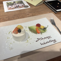 小さなケーキを試食で出していただきました