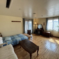 日常の延長を演出するためにベッドがあるそう