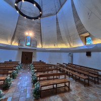 チャペル、開口部があり開放感がある