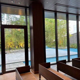 景色がホテル内とは思えない様な庭がある