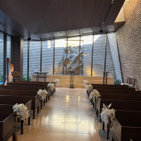 天候に左右されないチャペルで晴れていると自然光が良く映える