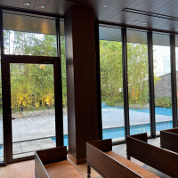 景色がホテル内とは思えない様な庭がある