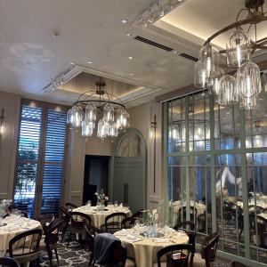 淡い色基調とした綺麗な披露宴会場。バルコニーもあり好印象。|780256さんのオリエンタルホテル 神戸・旧居留地の写真(2583892)