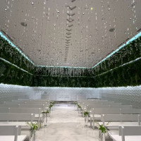 クリスタルが煌めいていて、自然光も入るため素敵です