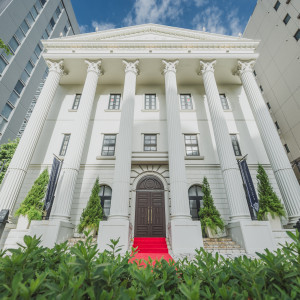 式場の外観です。白い建物に赤いカーペットがとても映えます。|780261さんのアクアテラス迎賓館(新横浜)/テイクアンドギヴ・ニーズウェディングの写真(2583943)