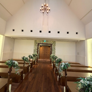 チャペルのゲストの椅子と入場扉