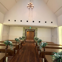 チャペルのゲストの椅子と入場扉