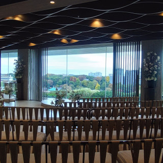 不忍池とスカイツリーが見えるチャペル