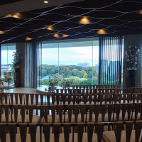 不忍池とスカイツリーが見えるチャペル