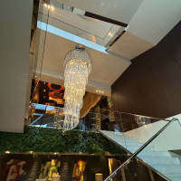 階段のシャンデリア