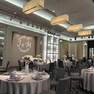 閉ざされたライティングが映える披露宴会場