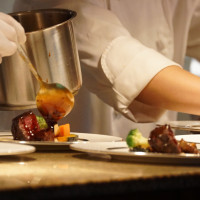 目の前でシェフが調理してくれます。