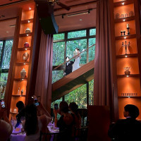 新郎新婦披露宴入場…階段下からエスコート