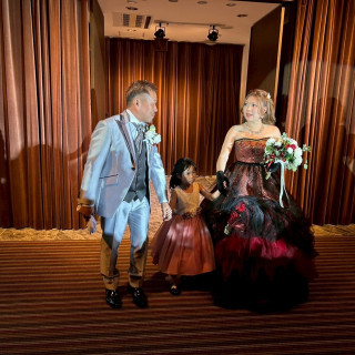 スクリーンから登場しました。