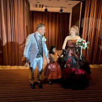 スクリーンから登場しました。