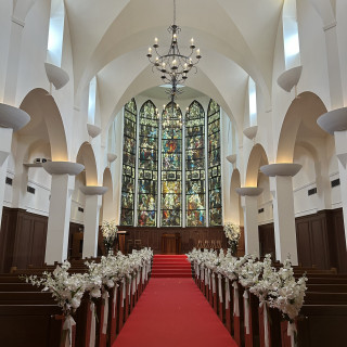 大きなステンドグラスがある挙式会場