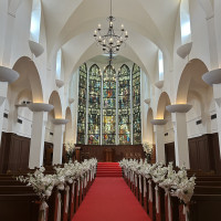 大きなステンドグラスがある挙式会場