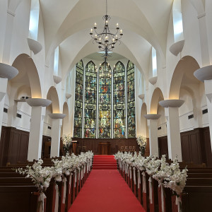 大きなステンドグラスがある挙式会場|780327さんの四季の丘 seasons withの写真(2584323)