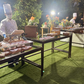 お庭でのお料理の写真です