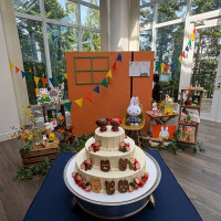 ケーキのクッキーは子どもゲストに顔を書いてもらいました