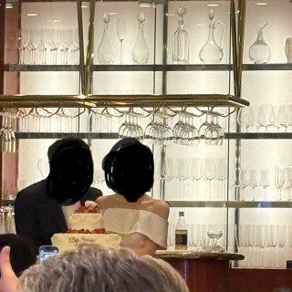 洋風レストランのような雰囲気で新郎新婦を近くに感じられます。