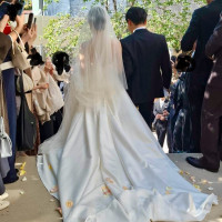 挙式会場から階段で降りてきているシーンです。下に披露宴会場♪