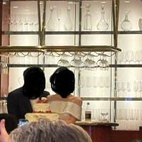 洋風レストランのような雰囲気で新郎新婦を近くに感じられます。