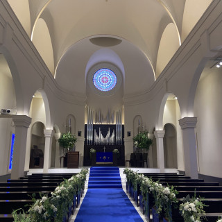 青のバージンロードがとても映える挙式会場でした。