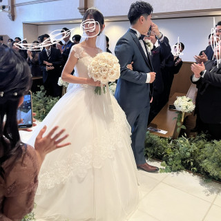 バージンロードを通っている際の写真です。