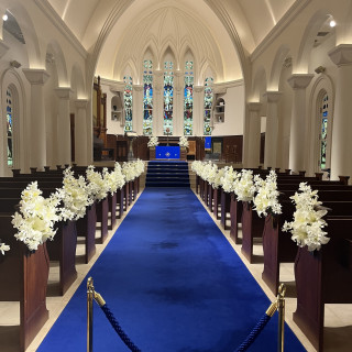 この青のバージンロードが素敵。