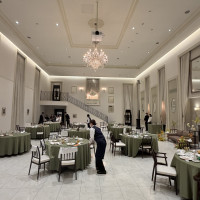 白基調で開放感がある披露宴会場でした。