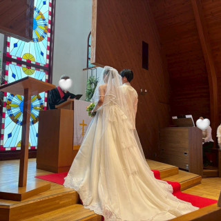 ステンドグラスがきれいで、赤い絨毯にドレスが映える