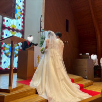 ステンドグラスがきれいで、赤い絨毯にドレスが映える