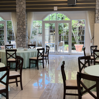 披露宴会場です。窓があり、広々とした空間です。