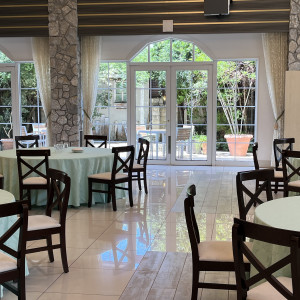 披露宴会場です。窓があり、広々とした空間です。|780497さんのAN FRAN BELLEGE(アン フラン ベルジュ)の写真(2585090)