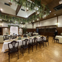 家族婚でも机に長テーブルにすれば空間を上手に使えます。