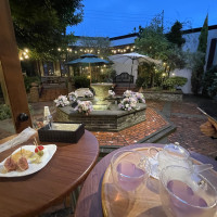 ゲストの方が挙式前に自由に飲食することもできます。