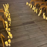 カジュアルながらシックなキャンドル演出