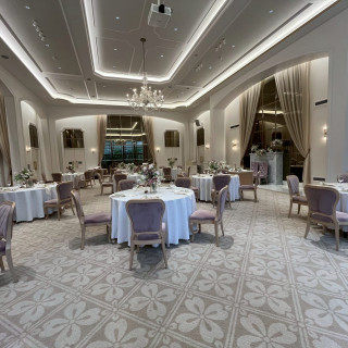 白を貴重にした披露宴会場