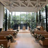 光が差し込むチャペル