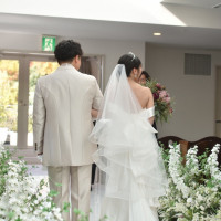 天井はそこまで高くないですが天窓で高く見えます