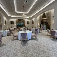 白を貴重にした披露宴会場