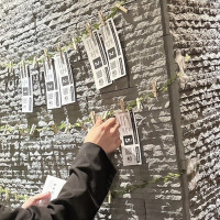 壁にエスコートカードを貼り付けて撮ってもらいました